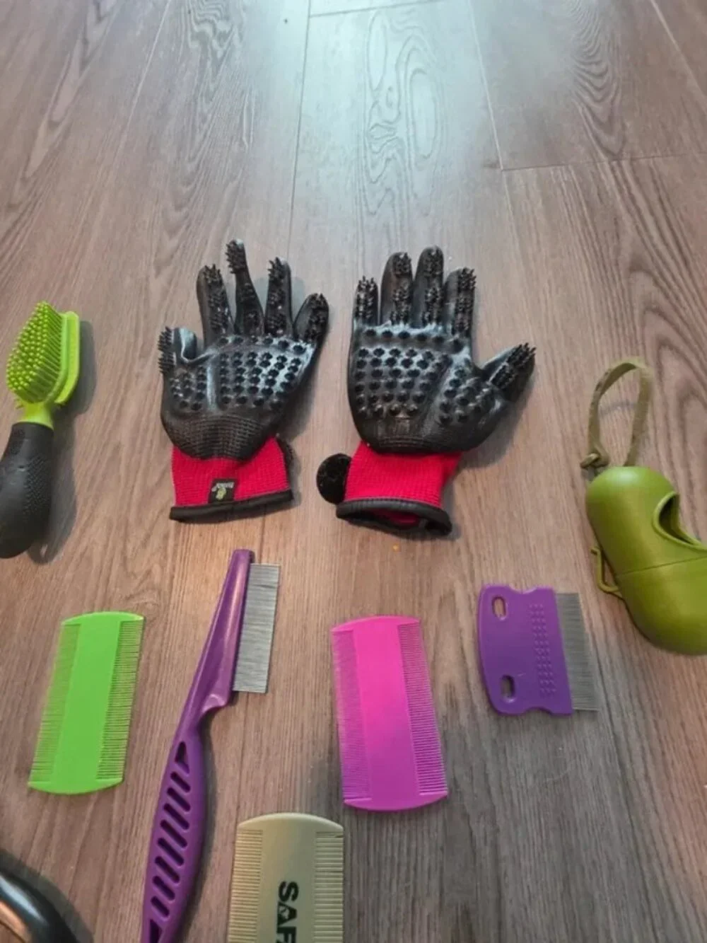 Pet grooming gloves and accessories set